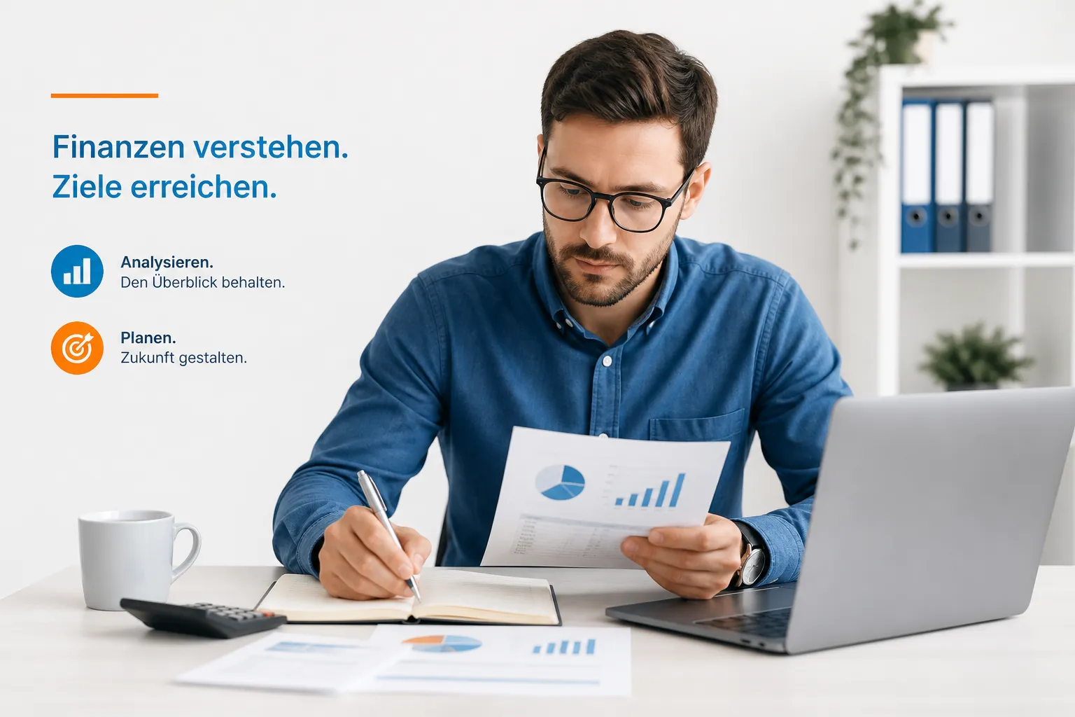 Person mit Laptop und Finanzdokumenten